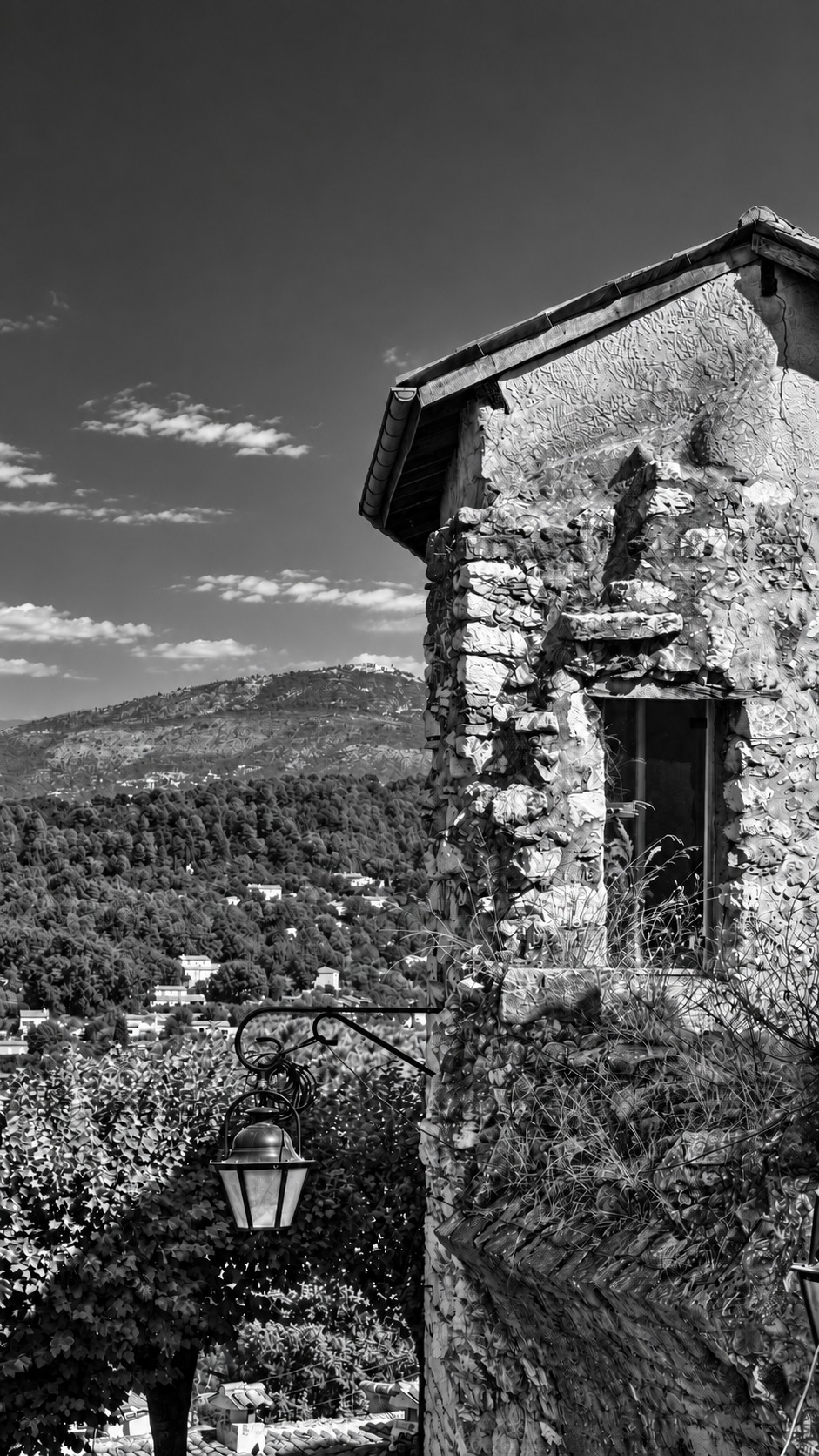 Une façade ancienne, des textures et un paysage en profondeur.