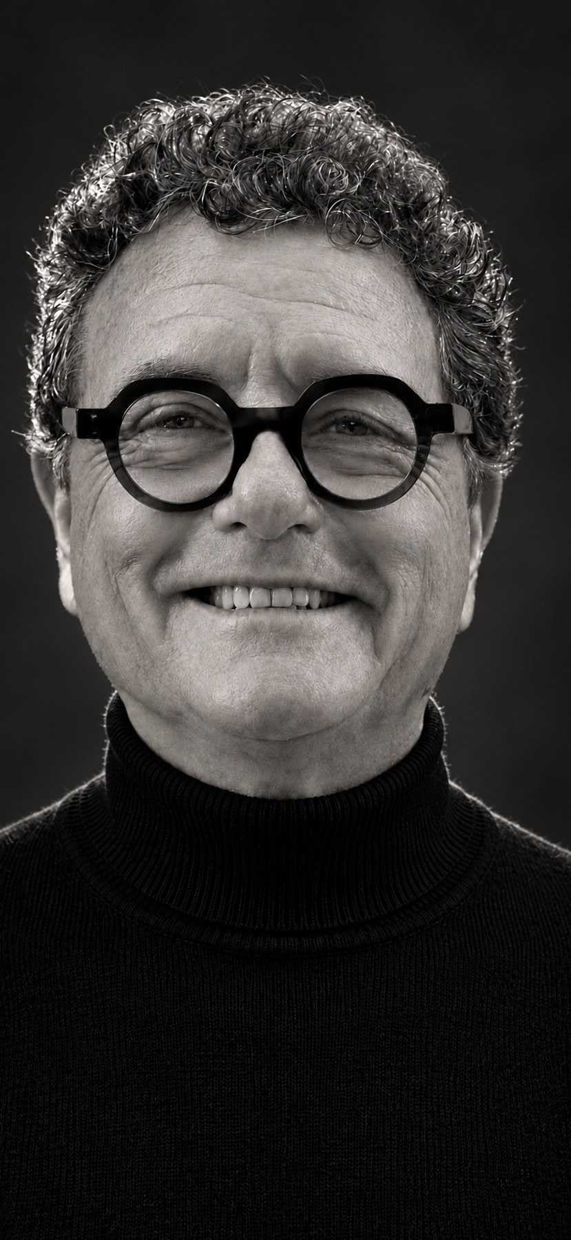Portrait de François Vermeersch en noir et blanc, éclairage studio et fond sombre