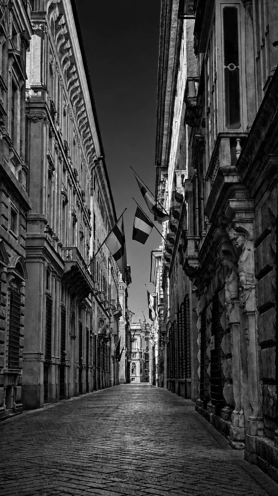 Les lignes des façades guident le regard vers la lumière.